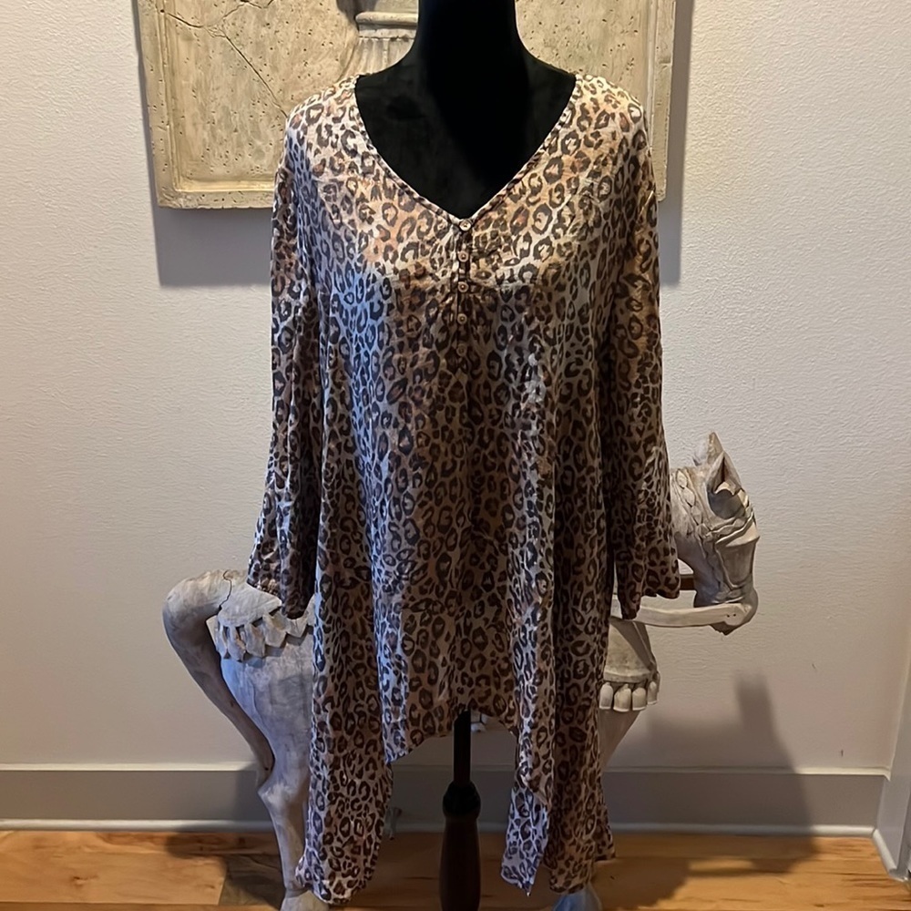 Fred David animal print Sz 2X v neck longer sides tan hues relaxed dress
